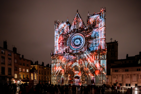 F&ecirc;te des Lumi&egrave;res 2021"Iris" sur la cath&eacute;drale Saint-Jean &copy; Brice Robert